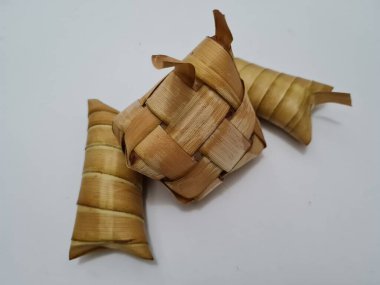 Endonezya 'dan ketupat ve lepet denilen yiyecekler.