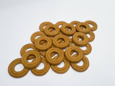 Yuvarlak bir tereyağlı pasta ve beyaz arka planda çok sayıda çikolata aromalı bir delik.