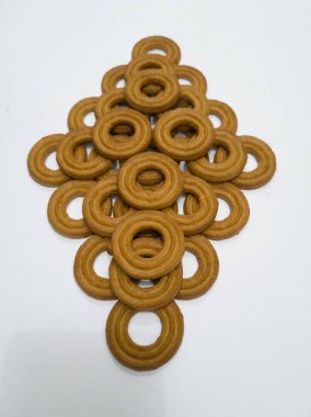 Yuvarlak bir tereyağlı pasta ve beyaz arka planda çok sayıda çikolata aromalı bir delik.