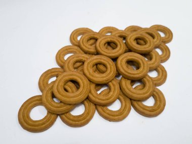 Yuvarlak bir tereyağlı pasta ve beyaz arka planda çok sayıda çikolata aromalı bir delik.