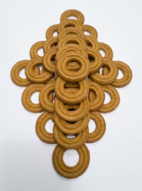 Yuvarlak bir tereyağlı pasta ve beyaz arka planda çok sayıda çikolata aromalı bir delik.