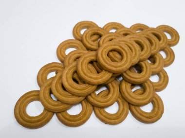 Yuvarlak bir tereyağlı pasta ve beyaz arka planda çok sayıda çikolata aromalı bir delik.