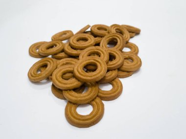 Yuvarlak bir tereyağlı pasta ve beyaz arka planda çok sayıda çikolata aromalı bir delik.