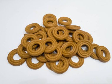 Yuvarlak bir tereyağlı pasta ve beyaz arka planda çok sayıda çikolata aromalı bir delik.