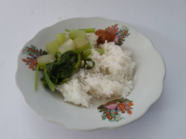 Endonezya mutfağı, beyaz sebze, beyaz pirinç ve domates sosundan oluşan beyaz bir tabakta servis edilir.