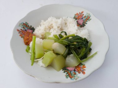 Endonezya mutfağı, beyaz sebze, beyaz pirinç ve domates sosundan oluşan beyaz bir tabakta servis edilir.