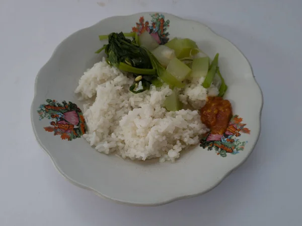 Indonesisk Mat Serveras Vit Tallrik Bestående Klart Vegetabiliskt Vitt Ris — Stockfoto