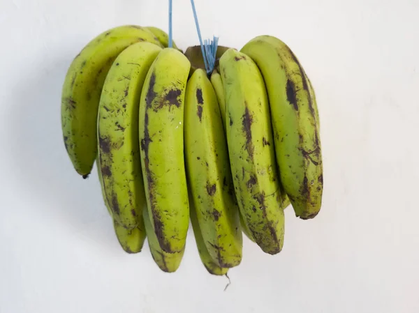 Зеленый Банан Висит Стене Белого Здания — стоковое фото