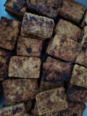 Soyut arkaplan desenli kahverengi tofu art arda dizilmiş.