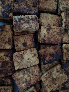 Soyut arkaplan desenli kahverengi tofu art arda dizilmiş.