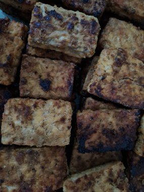 Soyut arkaplan desenli kahverengi tofu art arda dizilmiş.