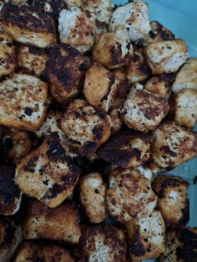 Soyut arkaplan desenli kahverengi tofu art arda dizilmiş.