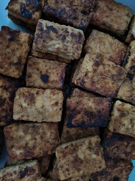 Soyut arkaplan desenli kahverengi tofu art arda dizilmiş.