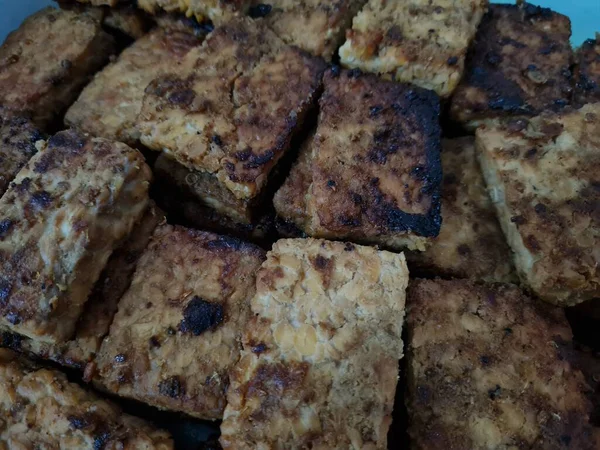 Soyut arkaplan desenli kahverengi tofu art arda dizilmiş.