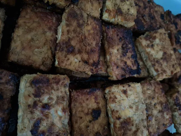 Soyut arkaplan desenli kahverengi tofu art arda dizilmiş.