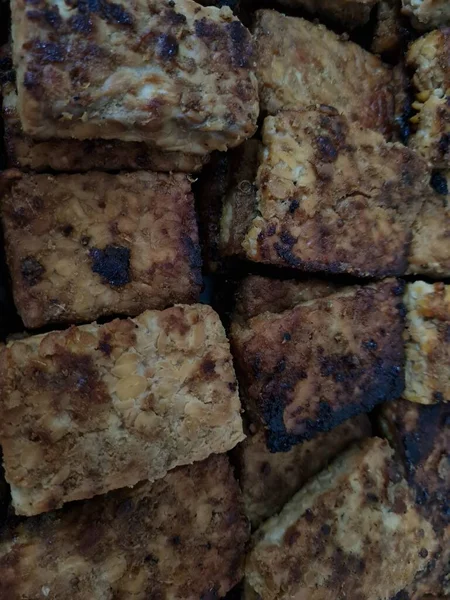 Soyut arkaplan desenli kahverengi tofu art arda dizilmiş.