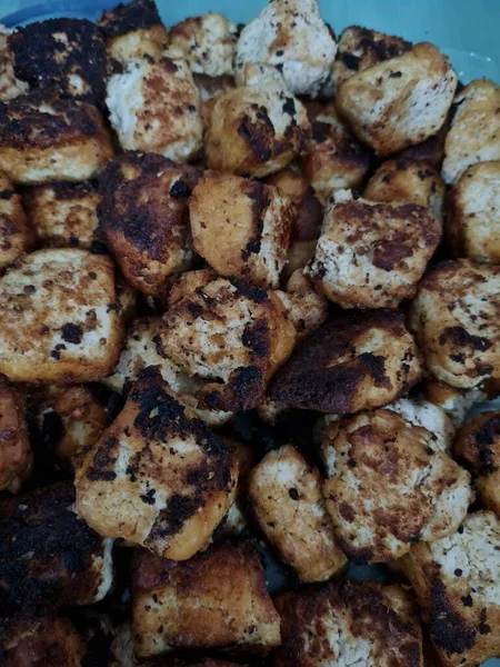 Soyut arkaplan desenli kahverengi tofu art arda dizilmiş.