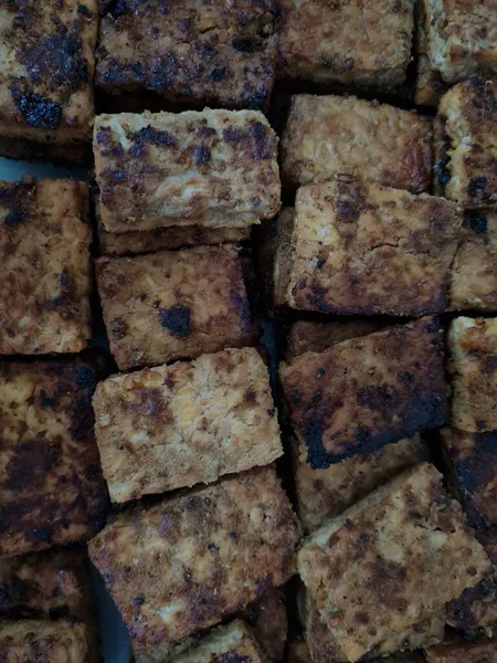 Soyut arkaplan desenli kahverengi tofu art arda dizilmiş.