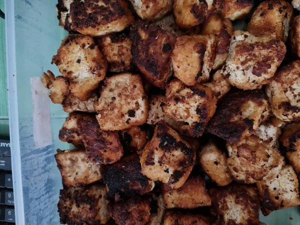 Soyut arkaplan desenli kahverengi tofu art arda dizilmiş.