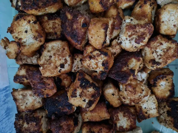 Soyut arkaplan desenli kahverengi tofu art arda dizilmiş.