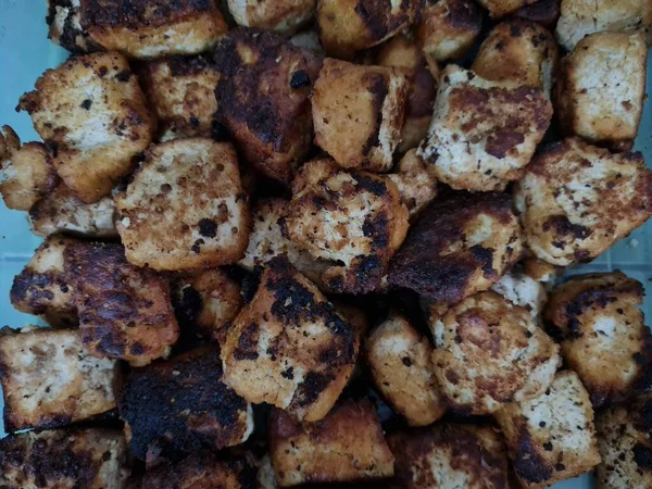 Soyut arkaplan desenli kahverengi tofu art arda dizilmiş.