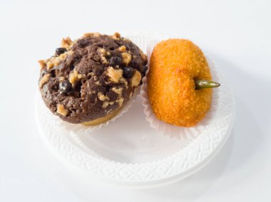 Un ve diğer malzemelerden yapılmış iki kek, yani çikolatalı kek ve patates kroketi.