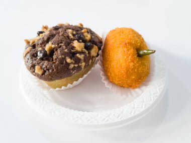 Un ve diğer malzemelerden yapılmış iki kek, yani çikolatalı kek ve patates kroketi.