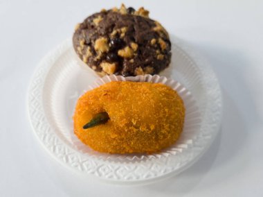 Un ve diğer malzemelerden yapılmış iki kek, yani çikolatalı kek ve patates kroketi.