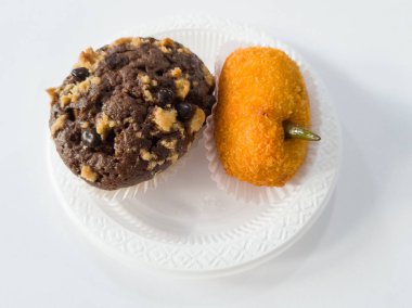 Un ve diğer malzemelerden yapılmış iki kek, yani çikolatalı kek ve patates kroketi.