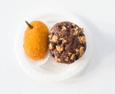 Un ve diğer malzemelerden yapılmış iki kek, yani çikolatalı kek ve patates kroketi.