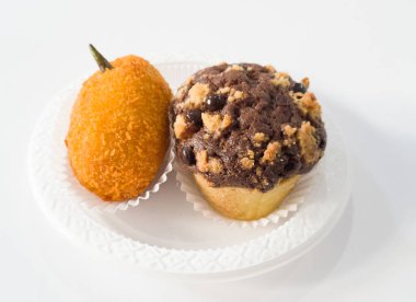 Un ve diğer malzemelerden yapılmış iki kek, yani çikolatalı kek ve patates kroketi.