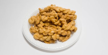 Endonezya 'dan aperatifler, undan ve diğer malzemelerden yapılan kahverengi renge plintiran adı verilir.