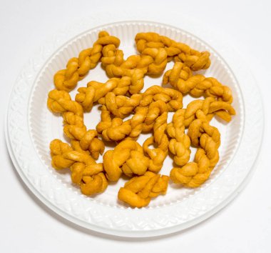 Endonezya 'dan aperatifler, undan ve diğer malzemelerden yapılan kahverengi renge plintiran adı verilir.