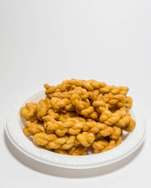 Endonezya 'dan aperatifler, undan ve diğer malzemelerden yapılan kahverengi renge plintiran adı verilir.