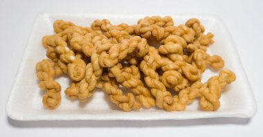 Endonezya 'dan aperatifler, undan ve diğer malzemelerden yapılan kahverengi renge plintiran adı verilir.