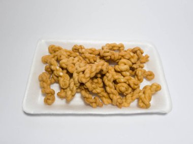 Endonezya 'dan aperatifler, undan ve diğer malzemelerden yapılan kahverengi renge plintiran adı verilir.