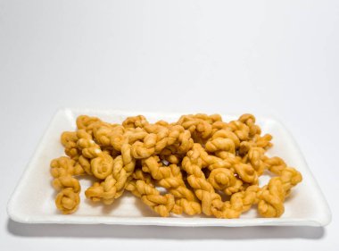 Endonezya 'dan aperatifler, undan ve diğer malzemelerden yapılan kahverengi renge plintiran adı verilir.