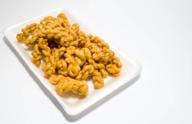 Endonezya 'dan aperatifler, undan ve diğer malzemelerden yapılan kahverengi renge plintiran adı verilir.