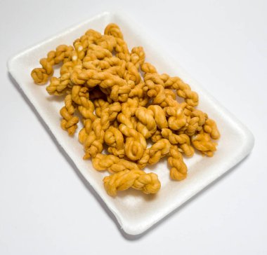 Endonezya 'dan aperatifler, undan ve diğer malzemelerden yapılan kahverengi renge plintiran adı verilir.