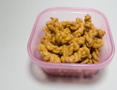 Endonezya 'dan aperatifler, undan ve diğer malzemelerden yapılan kahverengi renge plintiran adı verilir.