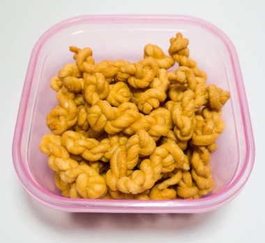 Endonezya 'dan aperatifler, undan ve diğer malzemelerden yapılan kahverengi renge plintiran adı verilir.