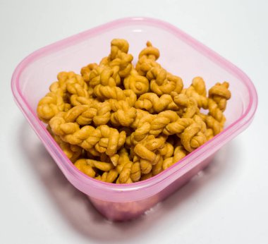 Endonezya 'dan aperatifler, undan ve diğer malzemelerden yapılan kahverengi renge plintiran adı verilir.