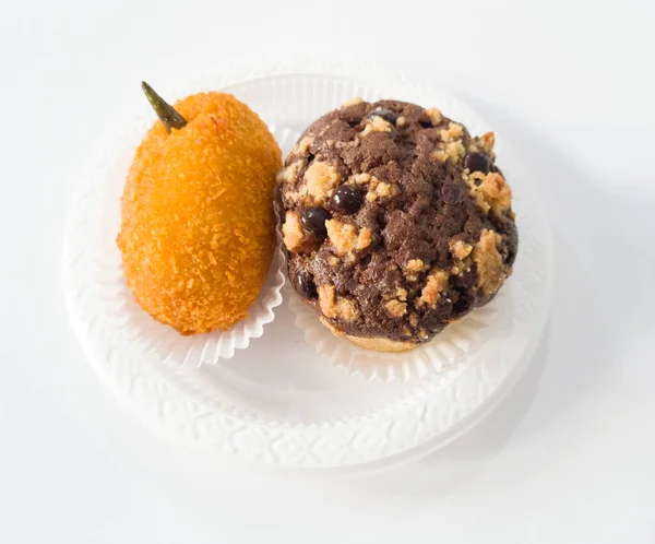 Un ve diğer malzemelerden yapılmış iki kek, yani çikolatalı kek ve patates kroketi.