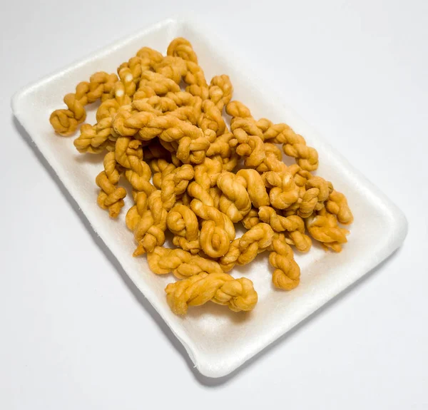 Endonezya 'dan aperatifler, undan ve diğer malzemelerden yapılan kahverengi renge plintiran adı verilir.