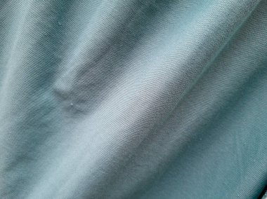 Güneş ışığına maruz kalan soyut mavi desenli kumaş arkaplan böylece gölgeler oluşur