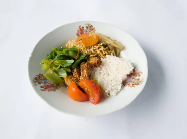 Nasi Putih Yang Dimasak Mie Goreng Piring Putih Diatapi Dengan — Stok Foto