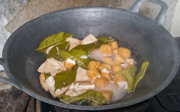 Kochen Einer Pfanne Aus Geschnittenem Tofu Geschnittenen Jungen Jackfrüchten Und — Stockfoto