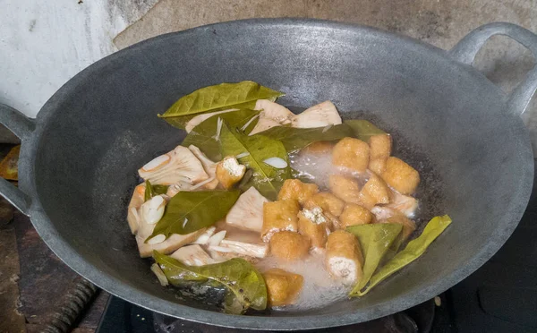 Cooking in a skillet made from sliced tofu, sliced young jackfruit and green vegetables with spices is called vegetable lodeh cuisine