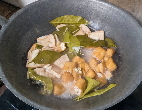 Cooking in a skillet made from sliced tofu, sliced young jackfruit and green vegetables with spices is called vegetable lodeh cuisine