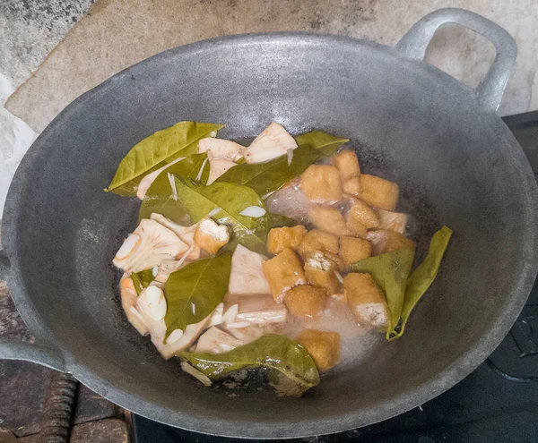 Gotowanie Patelni Wykonane Tofu Plasterkach Plastry Młodych Jackfruit Zielone Warzywa — Zdjęcie stockowe